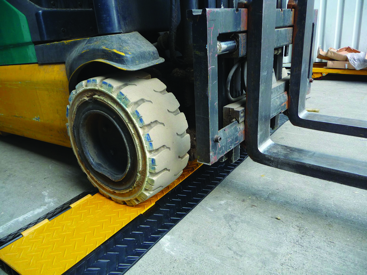 Passe-câble 5 voies 30/35mm en caoutchouc avec couvercle 910x500x45mm