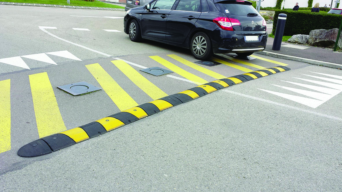 Ralentisseur jaune et noir en caoutchouc 1830x300x45mm